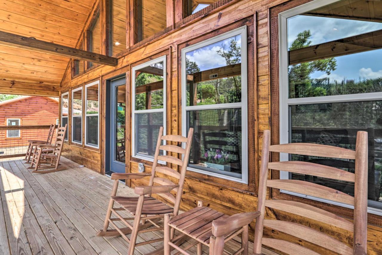 Modern Cabin With Hot Tub And Game Room In Gatlinburg! Bagian luar foto